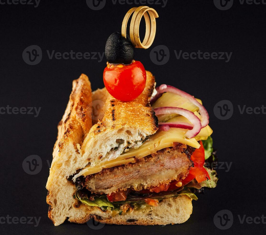Frans brood belegd broodje Aan zwart achtergrond foto