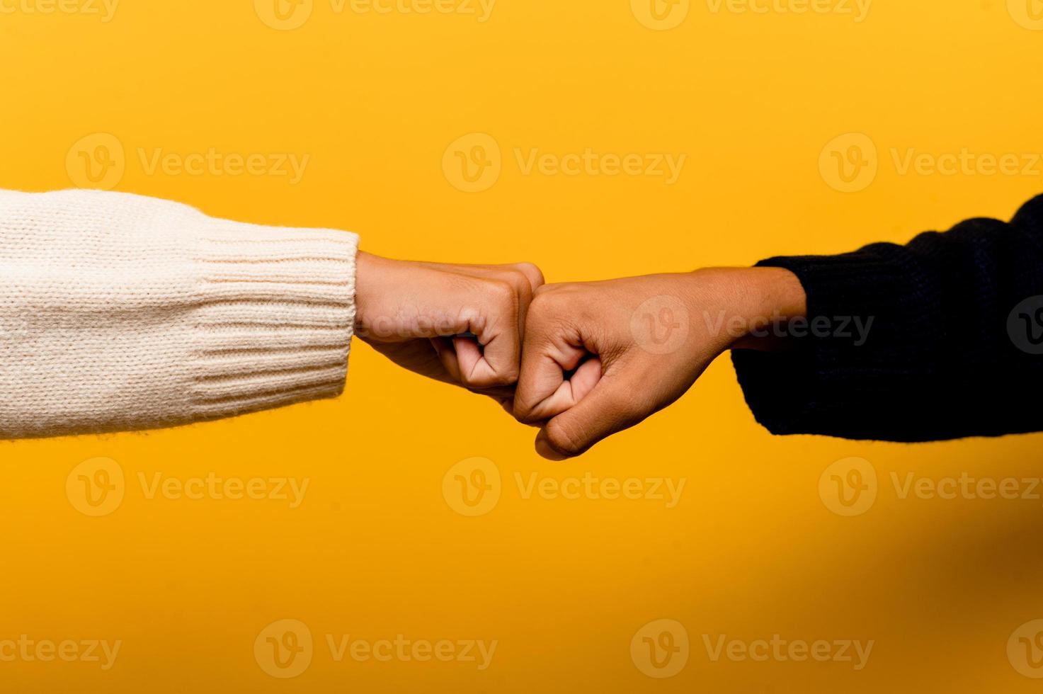 Aziatische meisjes hand in hand die oprechtheid en solidariteit uitdrukken foto