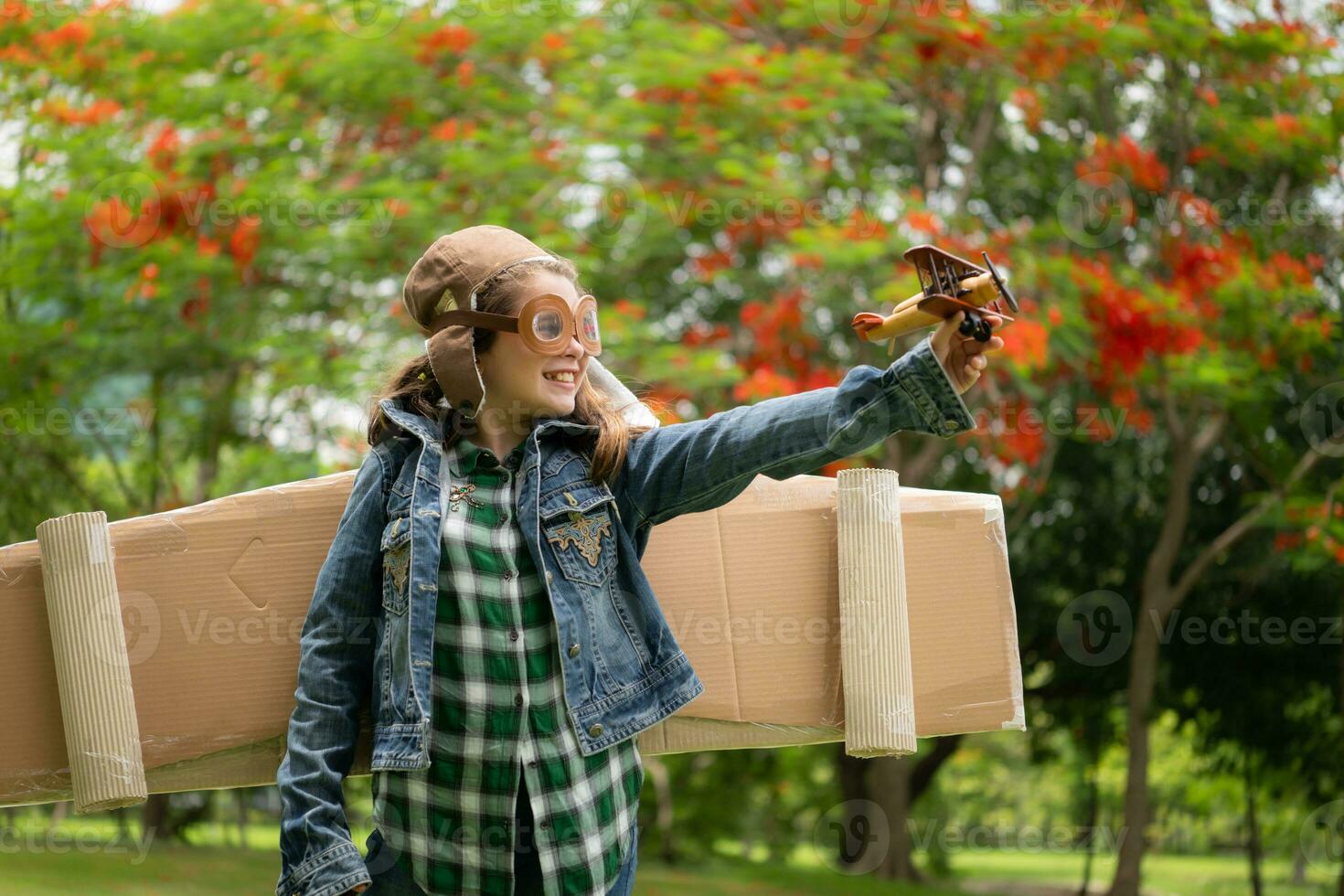 een weinig meisje Aan vakantie Bij de park met een piloot kleding en vliegend apparatuur. rennen in de omgeving van en hebben pret met haar dromen. foto