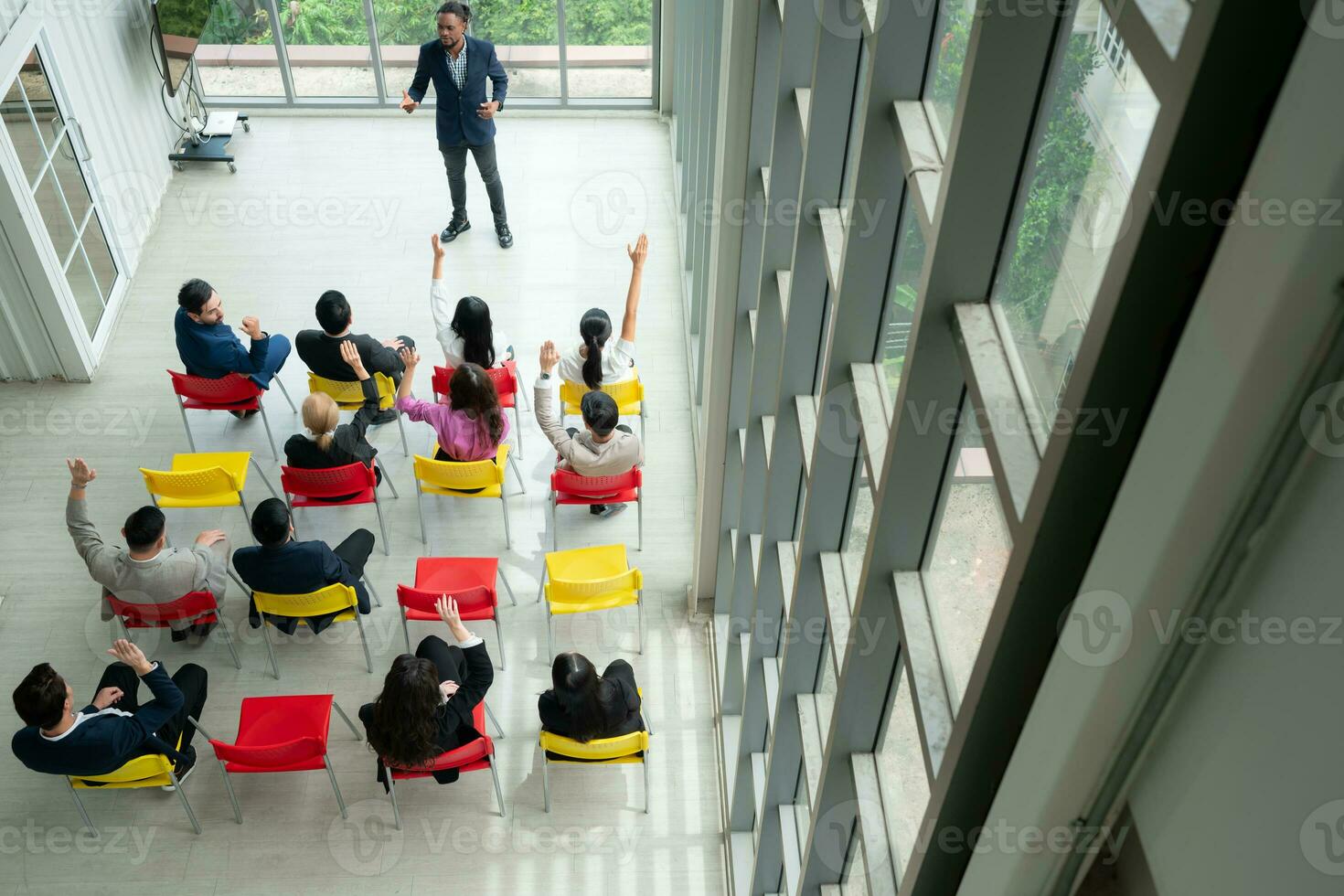 top visie van een groep van bedrijf mensen zittend en luisteren naar een presentatie in een conferentie hal foto