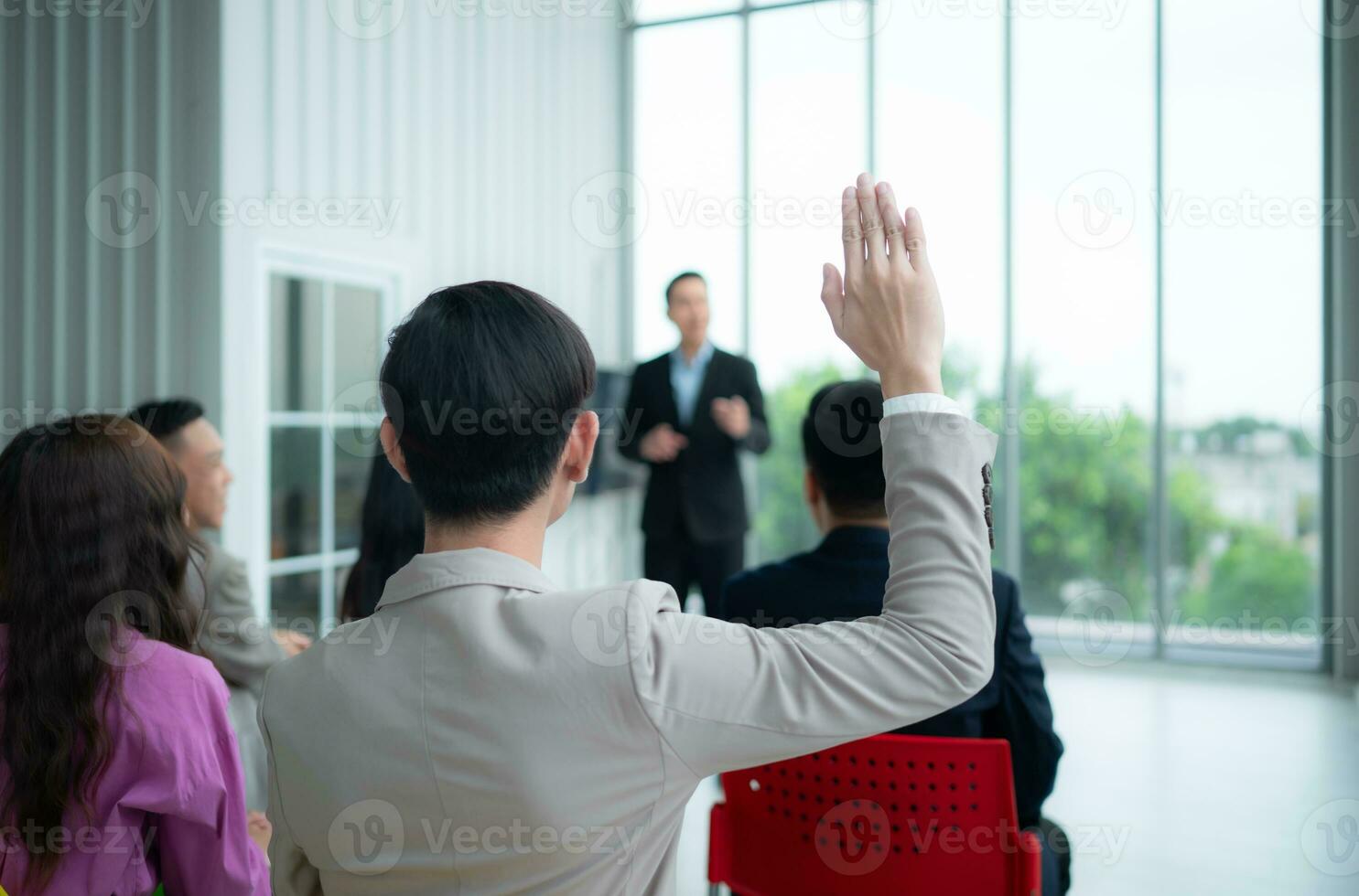 een groep van bedrijf mensen organiseert een seminarie. bespreken de succes van aan het doen bedrijf in een technologie gedreven tijdperk. foto