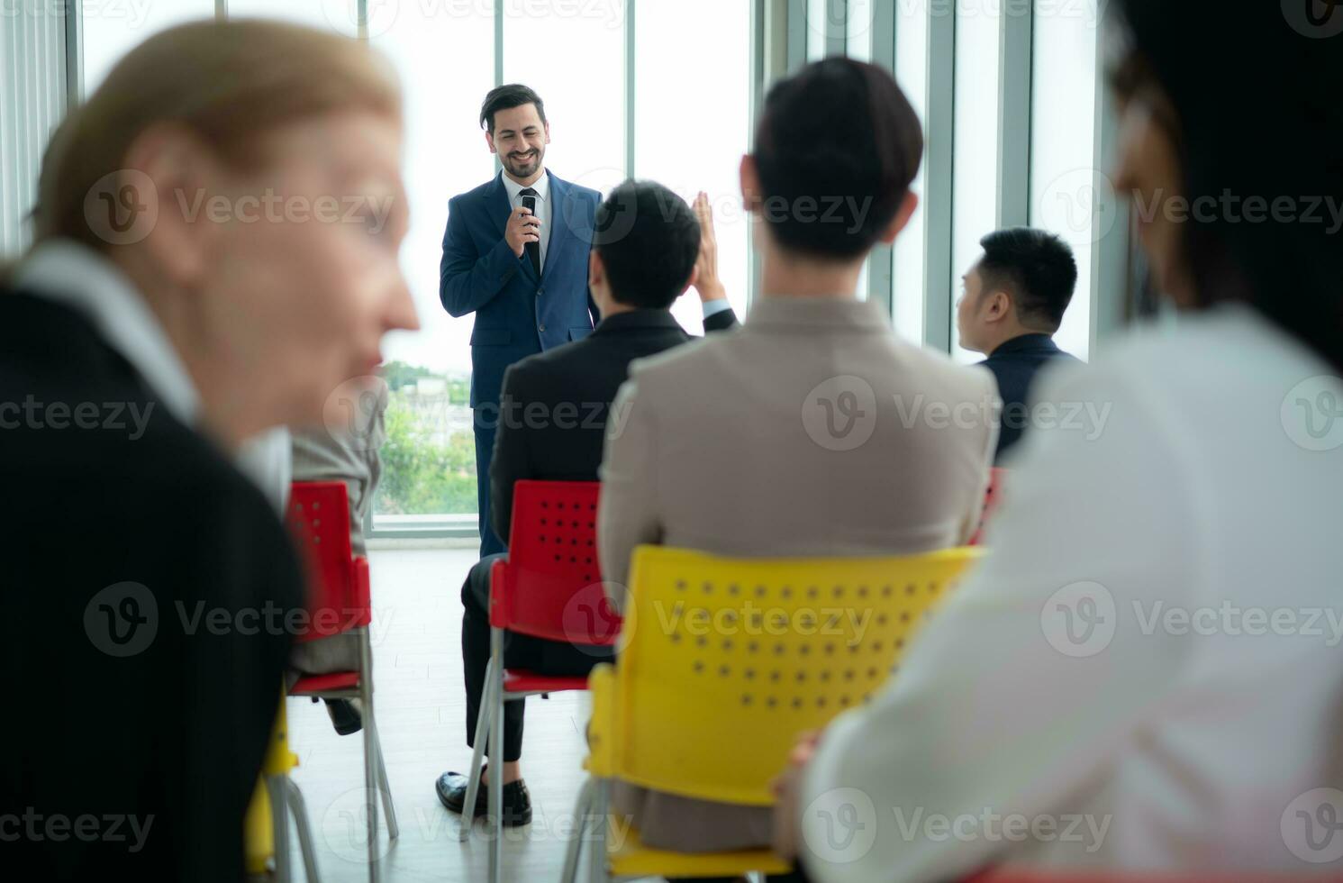 een groep van bedrijf mensen organiseert een seminarie. bespreken de succes van aan het doen bedrijf in een technologie gedreven tijdperk. foto