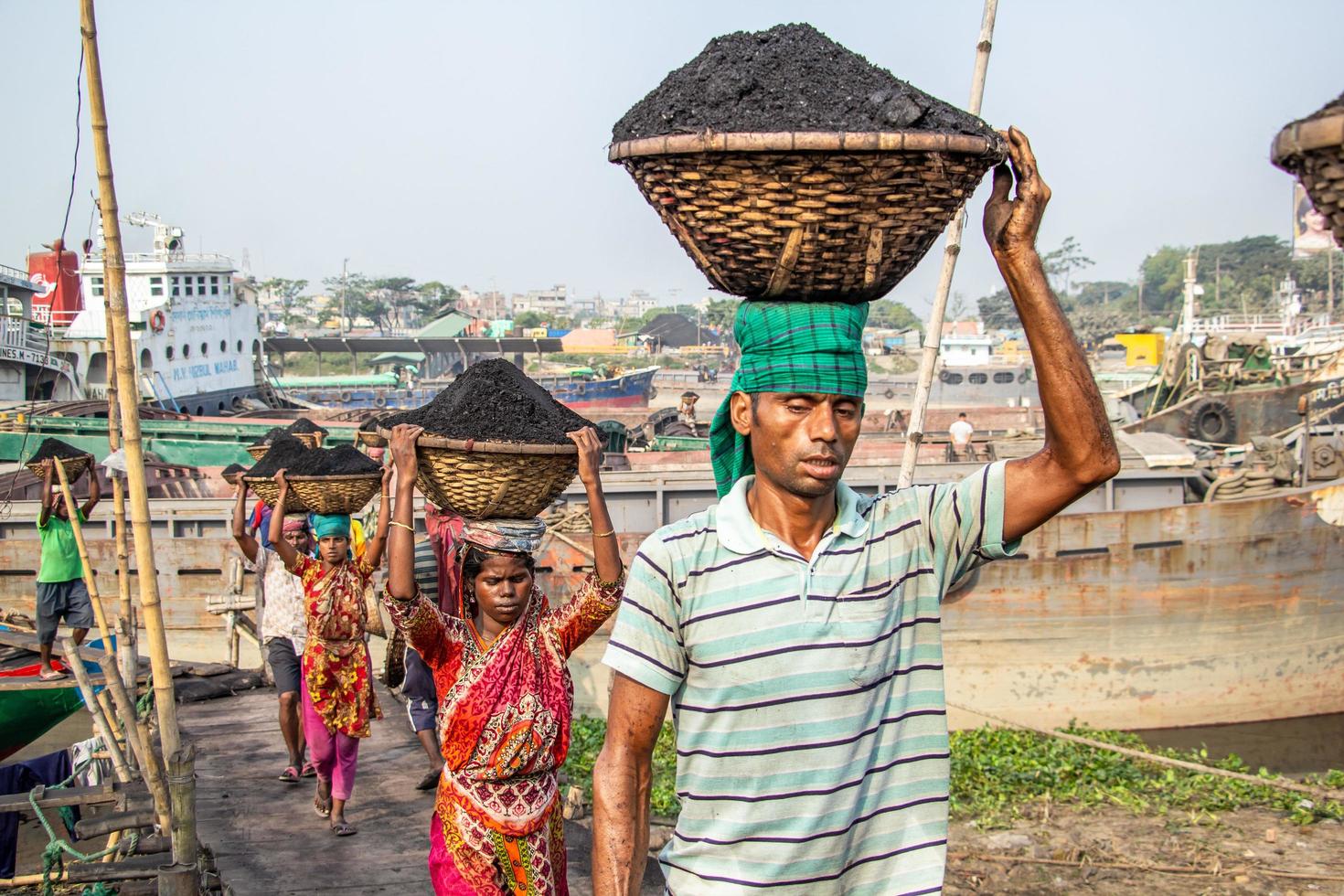 amen bazar, dhaka, bangladesh, 2018 - mannen en vrouwen die hard werken om geld te verdienen. foto