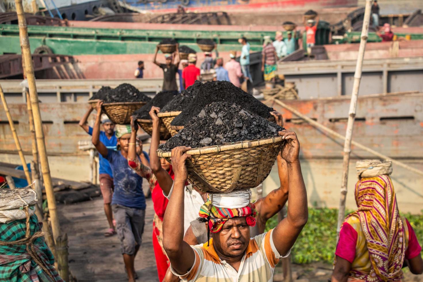 amen bazar, dhaka, bangladesh, 2018 - mannen en vrouwen die hard werken om geld te verdienen. foto