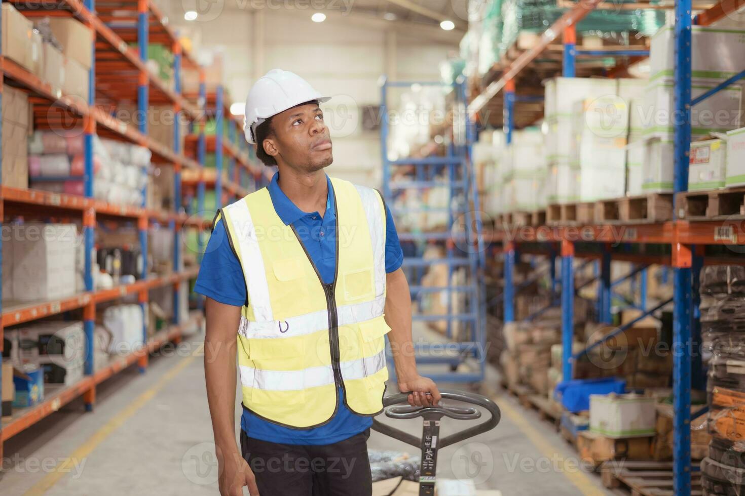 magazijn arbeiders voortvarend een pallet vrachtauto in een Verzending en distributie magazijn. foto