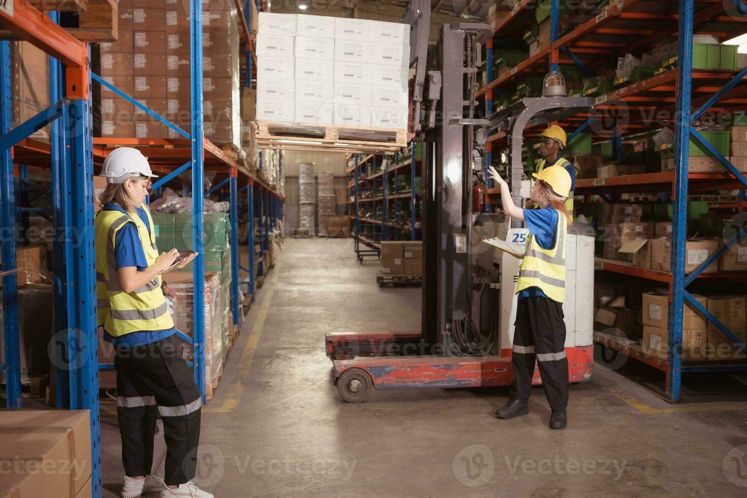 kant visie van magazijn arbeiders bespreken inspecteren goederen gebracht in de magazijn voor voorvoorraad. foto