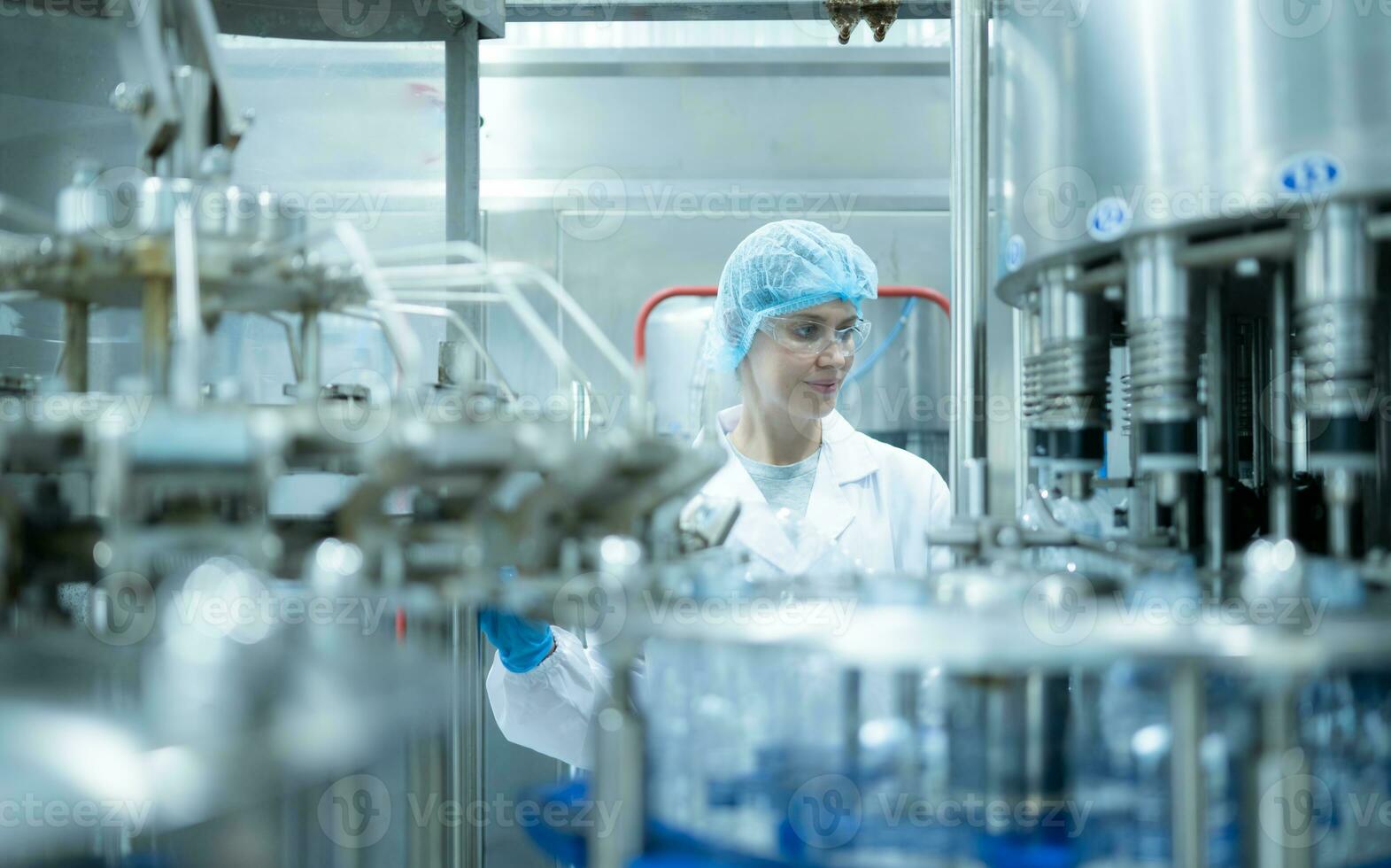 vrouw kwaliteit controle arbeider inspecteren water fles Aan productie lijn in drinken water fabriek foto
