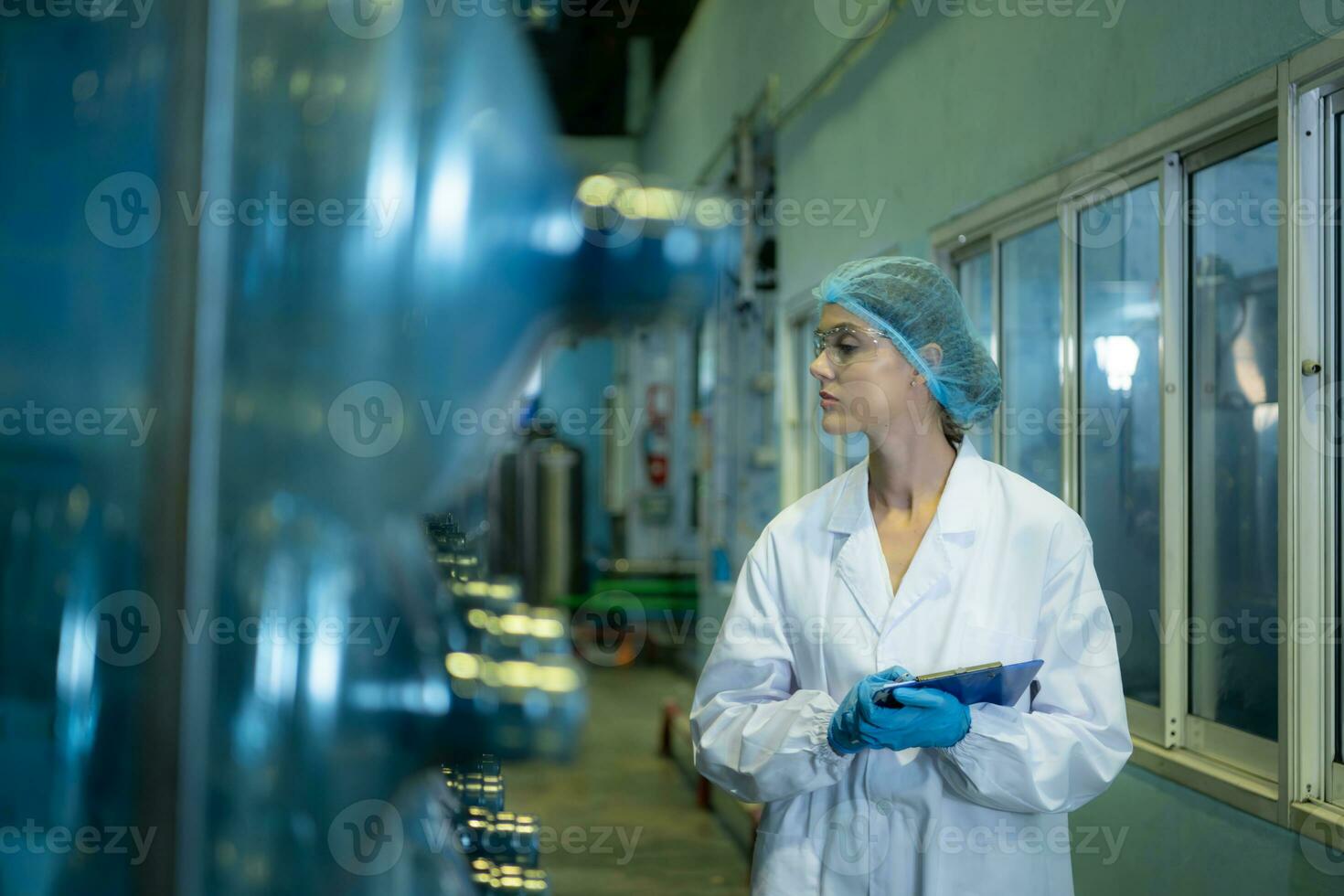 vrouw onderzoeker draag- uit wetenschappelijk Onderzoek in drinken water fabriek foto