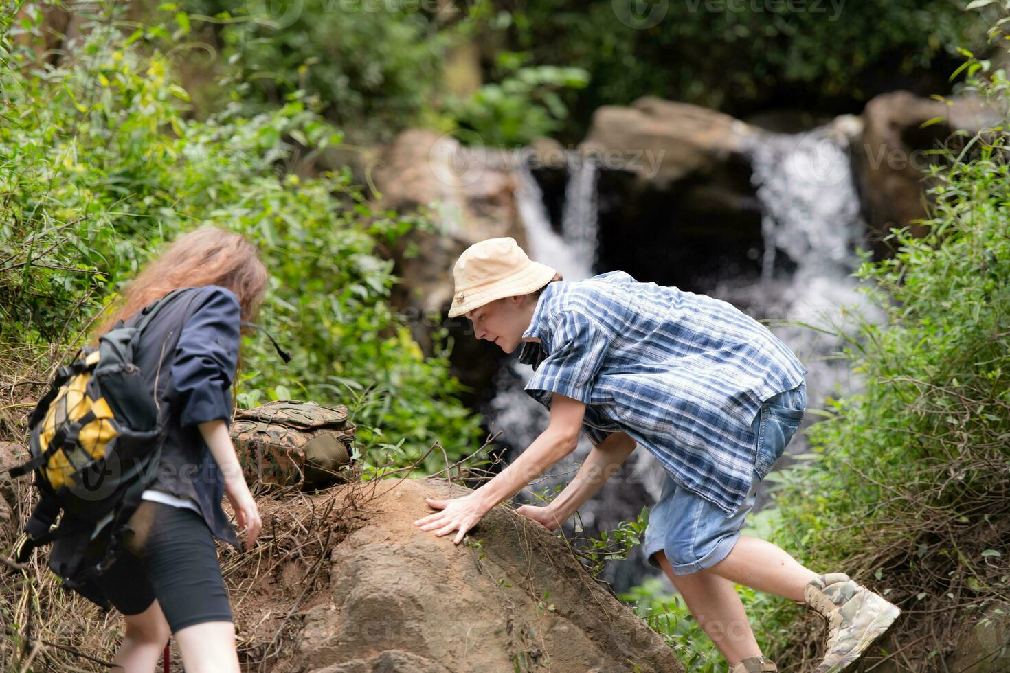 groep van vriend Aan een zonnig dag in de Woud jong groep wandelaar met rugzak en trekking polen foto