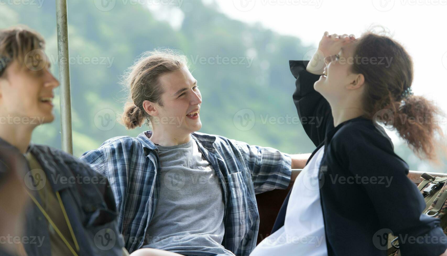 een jong paar zit Aan een boot voor een reis in de Woud bovenstaand de dam voor trekking. foto