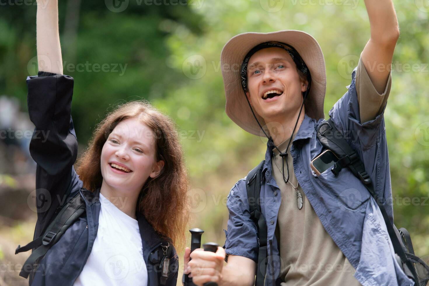 groep van vriend Aan een zonnig dag in de Woud jong groep wandelaar met rugzak en trekking polen foto