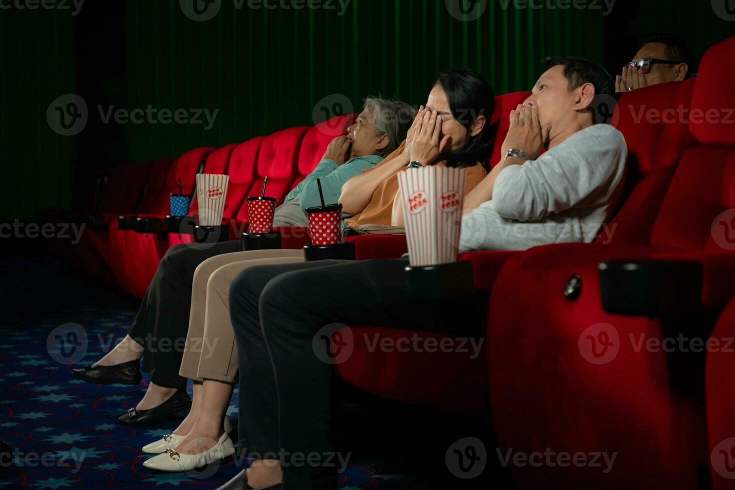 wanneer aan het kijken eng geest films in theaters, bioscoopbezoekers verschijnen doodsbang. foto