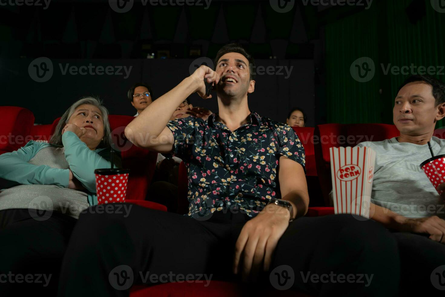 film etiquette, Doen niet praten Aan de telefoon terwijl in de bioscoop, groep recreatie en vermaak concept. foto