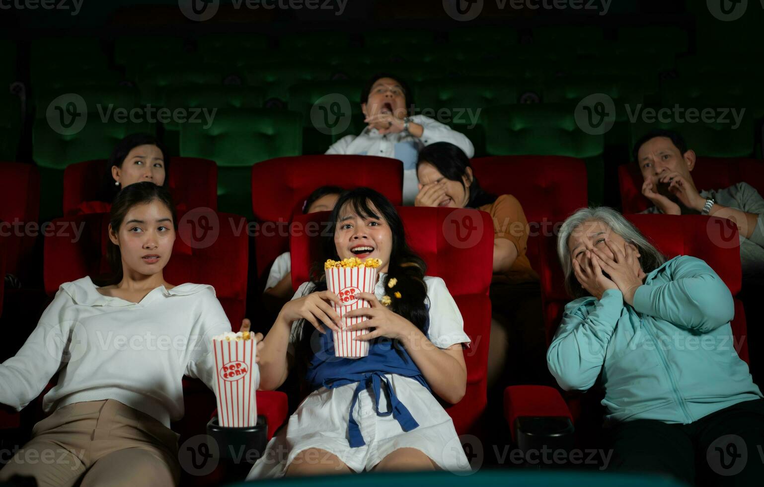 wanneer aan het kijken eng geest films in theaters, bioscoopbezoekers verschijnen doodsbang. foto