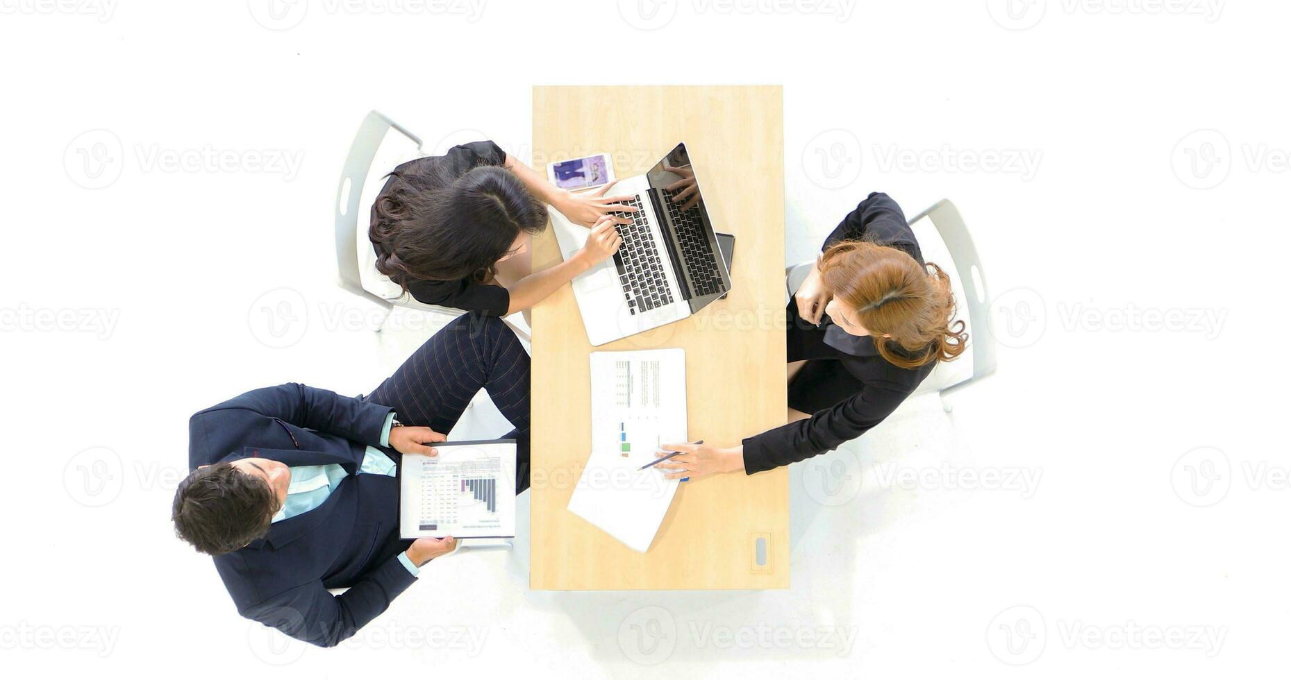 opstarten jong bedrijf mensen groep werken in modern kantoor samen. klein groep bespreken iets foto