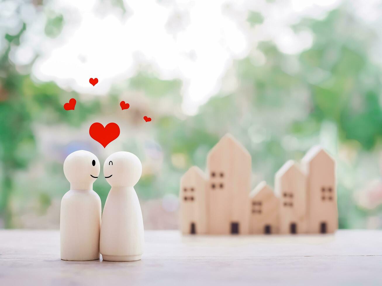 houten figuur paar gelukkig gezicht met hart. de concept van romantisch gevoelens, familie relatie. foto