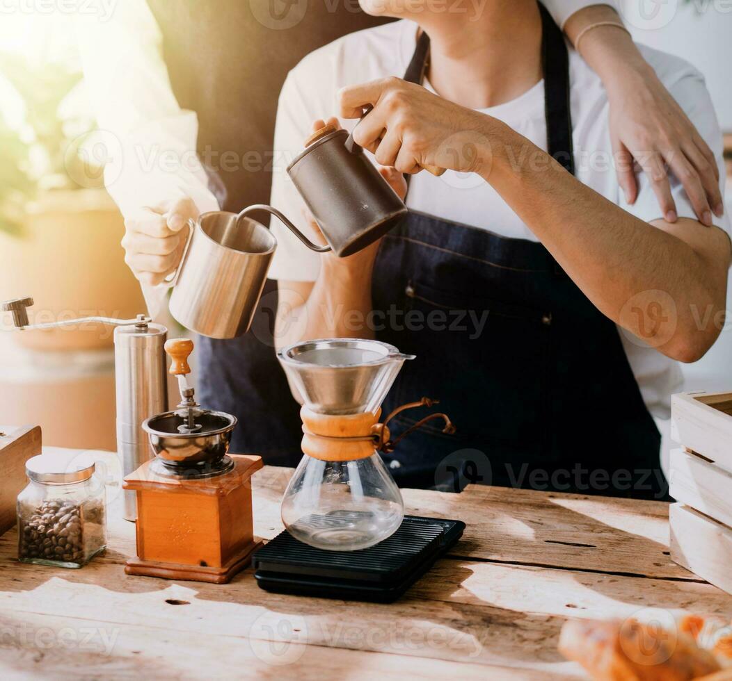 gelukkig jong volwassen paar maken ontbijt en drinken koffie samen in knus huis keuken in ochtend- Bij huis. voorbereidingen treffen maaltijd en lachend. levensstijl, vrije tijd en liefde concept. foto