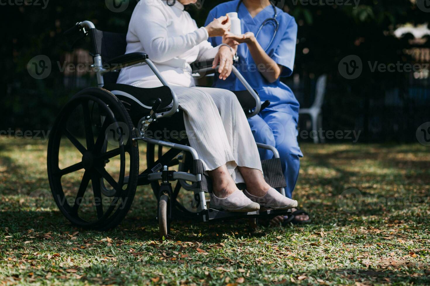 Aziatisch jong vrouw verpleegster Bij verpleging huis nemen zorg gehandicapt senior Mens. verzorger dokter dienen fysiek behandeling voor ouder ouderen geduldig naar oefening en praktijk wandelen Aan wandelaar of riet Bij achtertuin. foto