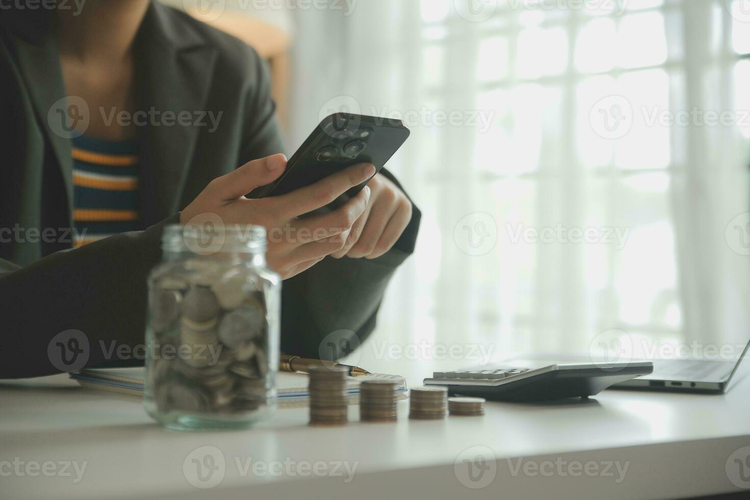 besparing geld en accounting concept. bedrijf Mens zetten munt insert naar pot en maken boekhouden boek voor financiën beheer naar investering en besparing. foto