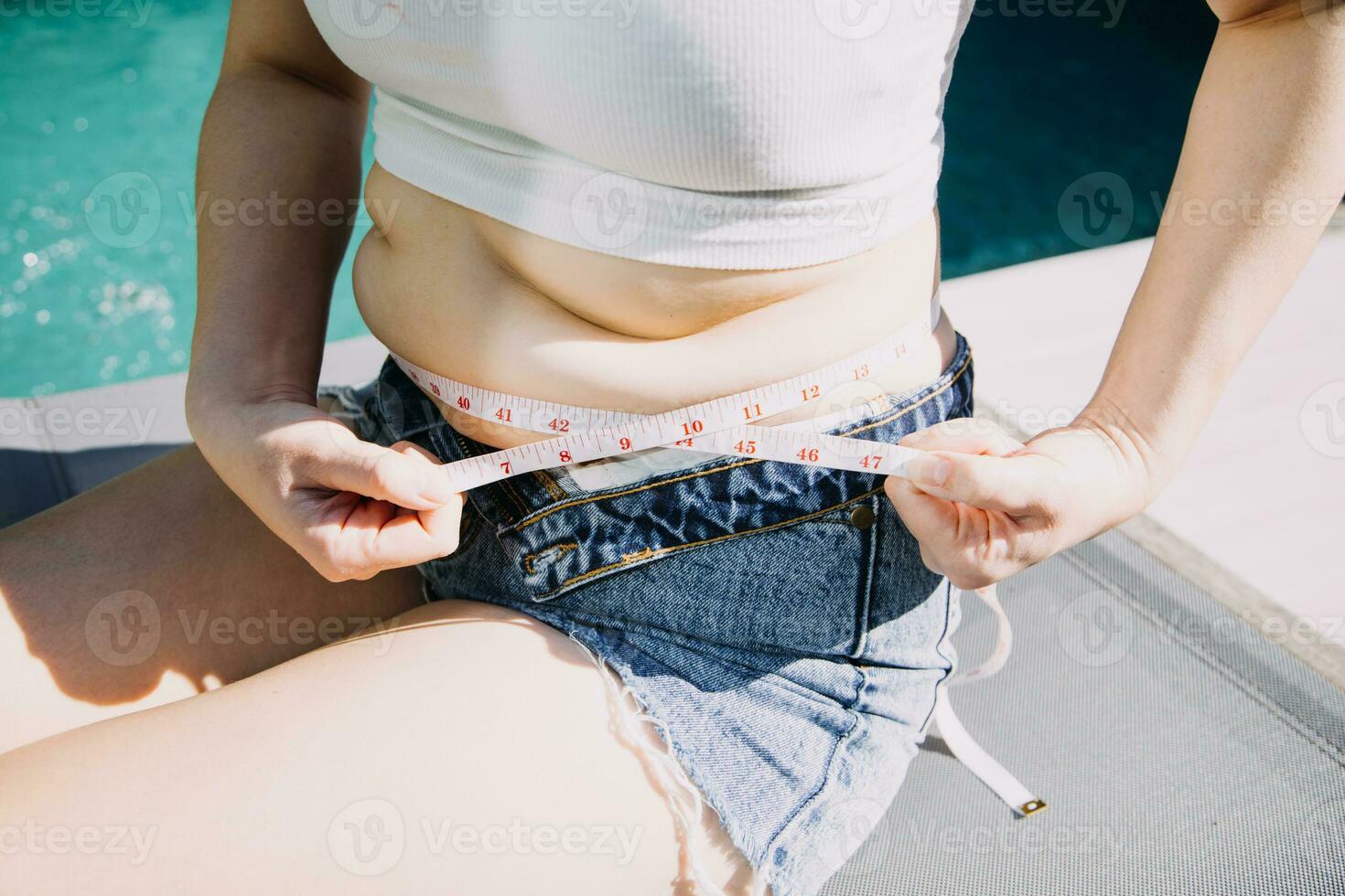 dik vrouw, dik buik, mollig, zwaarlijvig vrouw hand- Holding buitensporig buik dik met meten plakband, vrouw eetpatroon levensstijl concept foto