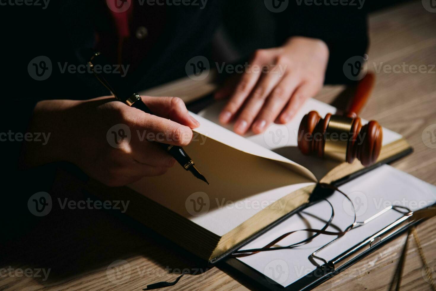 rechtvaardigheid en recht concept.male rechter in een rechtszaal met de hamer, werken met, computer en docking toetsenbord, brillen, op tafel in ochtendlicht foto