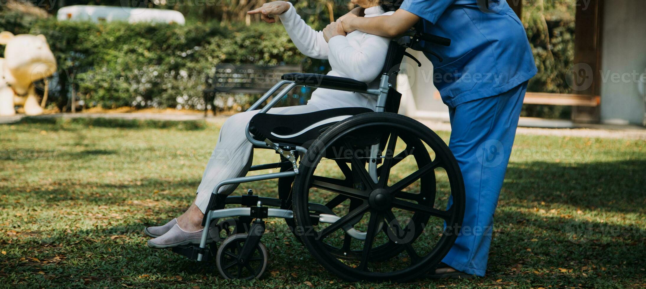 Aziatisch jong vrouw verpleegster Bij verpleging huis nemen zorg gehandicapt senior Mens. verzorger dokter dienen fysiek behandeling voor ouder ouderen geduldig naar oefening en praktijk wandelen Aan wandelaar of riet Bij achtertuin. foto