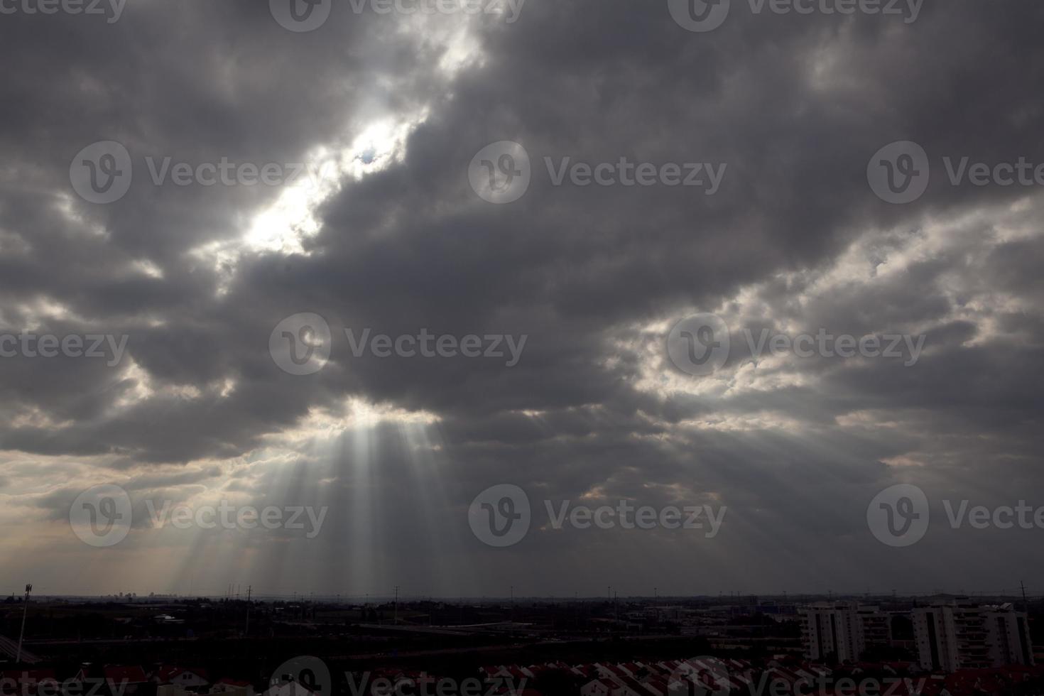 gekke wolken in Israël mooi uitzicht op het heilige land holy foto