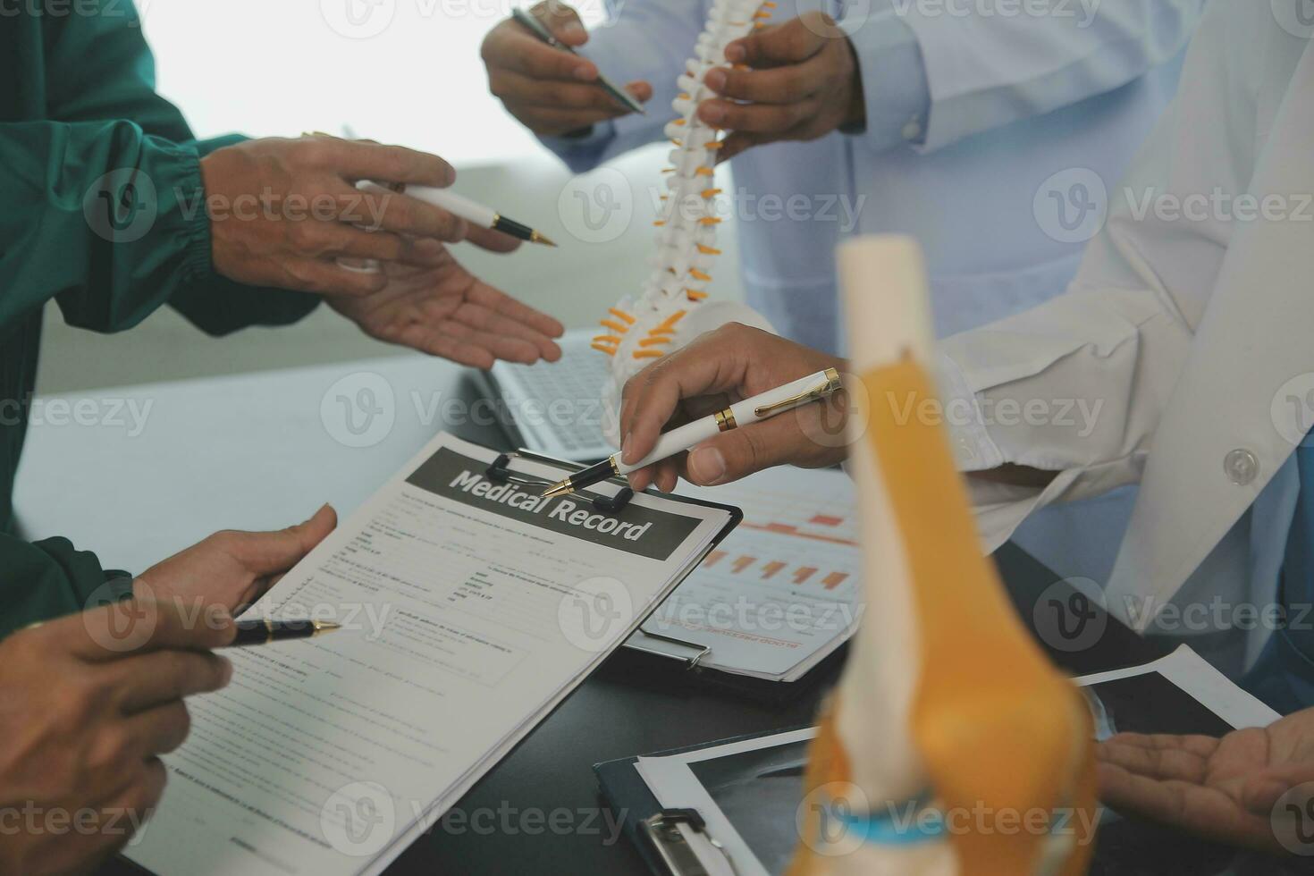 groep van artsen lezing een document in vergadering kamer Bij ziekenhuis foto