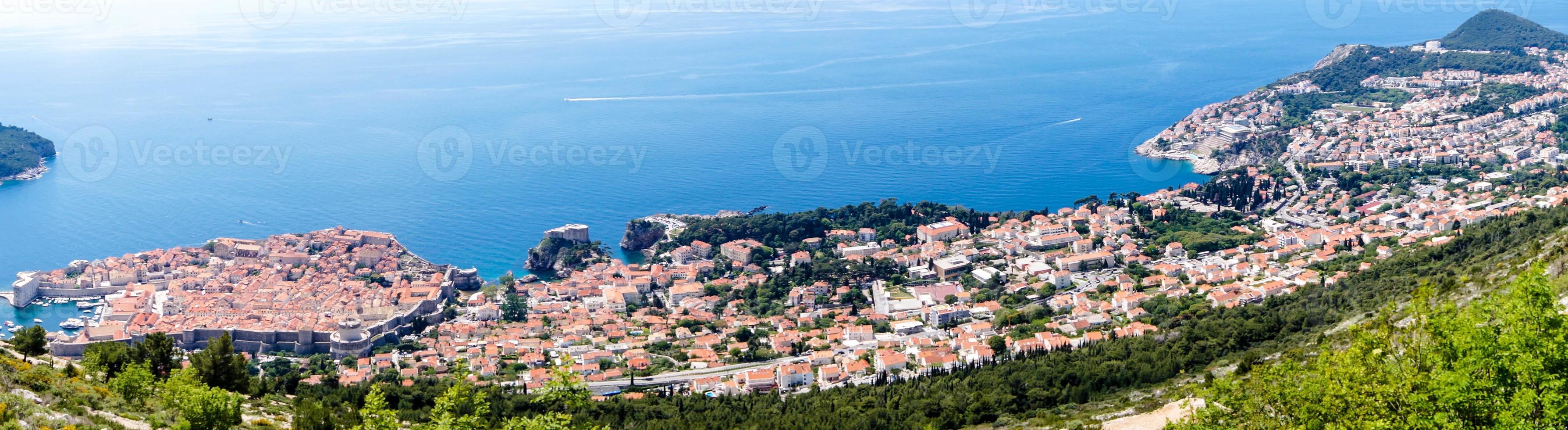 wandelpad van de top van de berg sdr naar de oude stad van dubrovnik foto