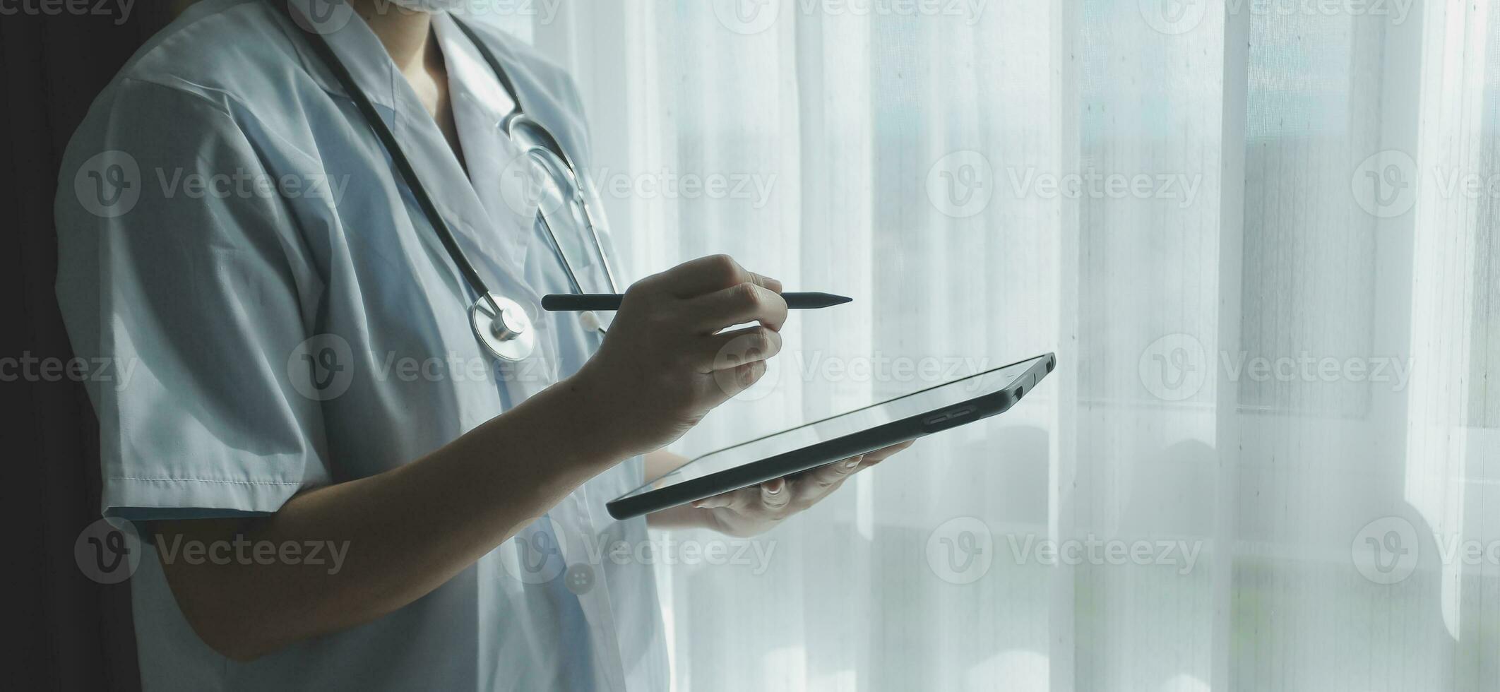 dokter werken met laptop computer in medisch werkruimte kantoor. dokter werken Aan laptop computer in modern klinieken kantoor. zoeken medisch informatie. banier kopiëren ruimte foto