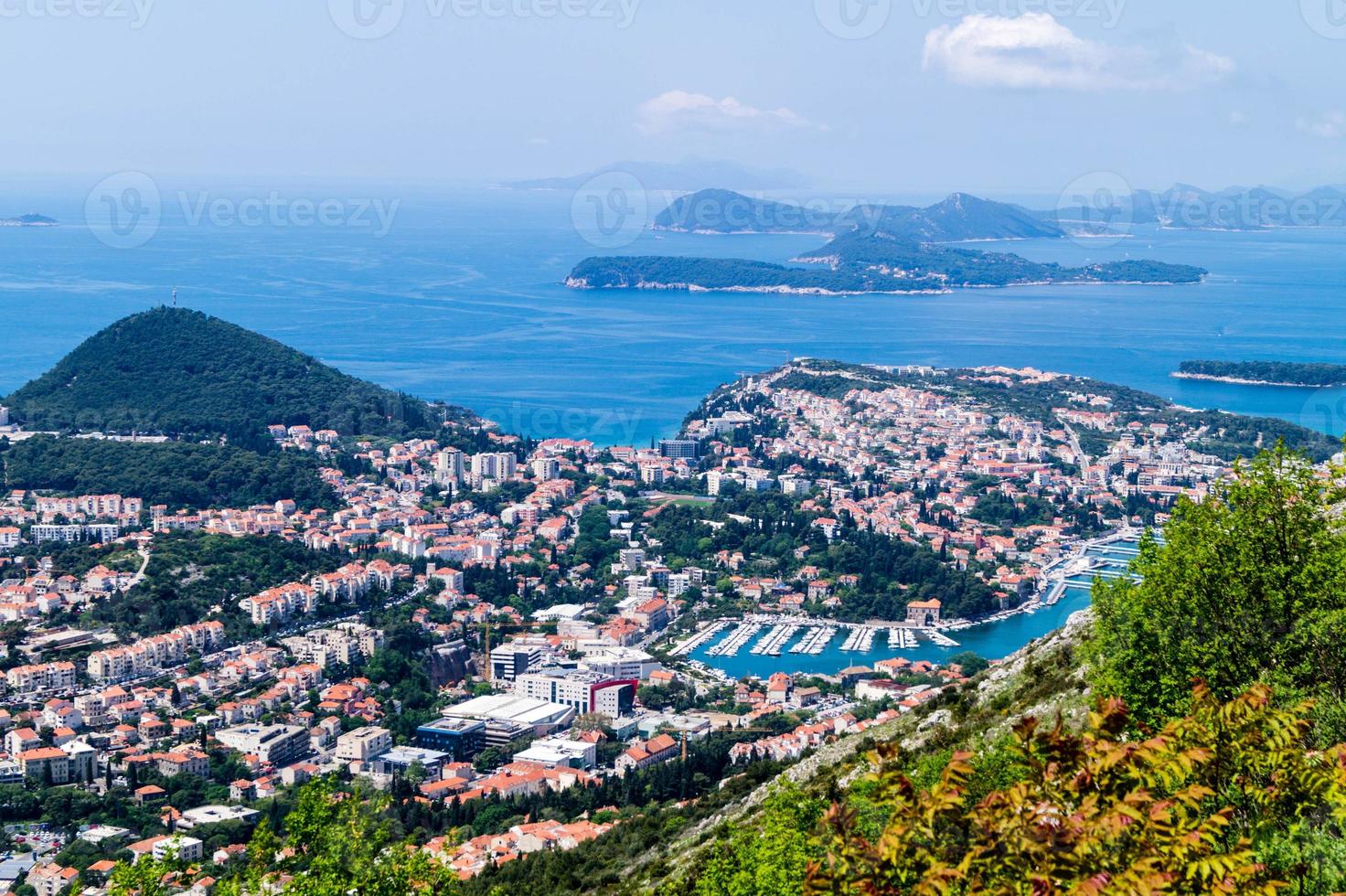 wandelpad van de top van de berg sdr naar de oude stad van dubrovnik foto