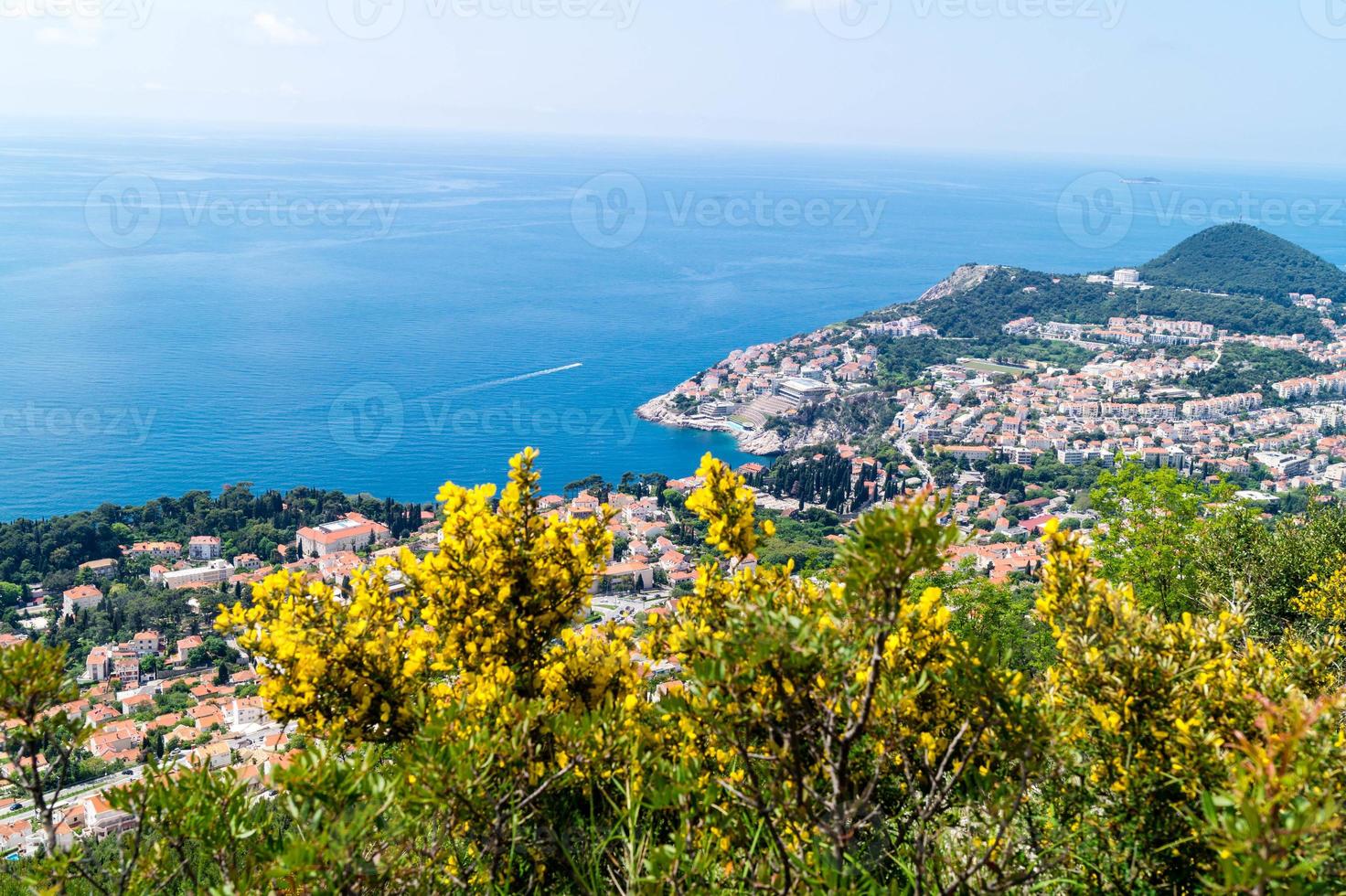 wandelpad van de top van de berg sdr naar de oude stad van dubrovnik foto