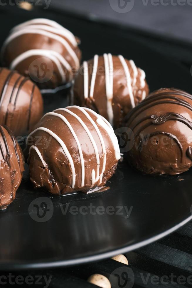 ronde vorm donkere chocolade op een bord op roze achtergrond foto