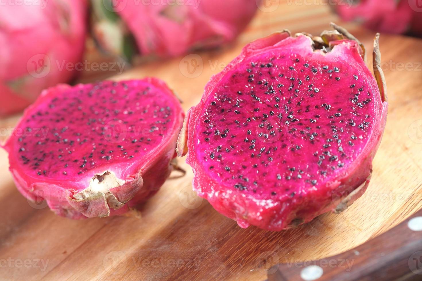 detail shot van dragon fruit op een snijplank. foto