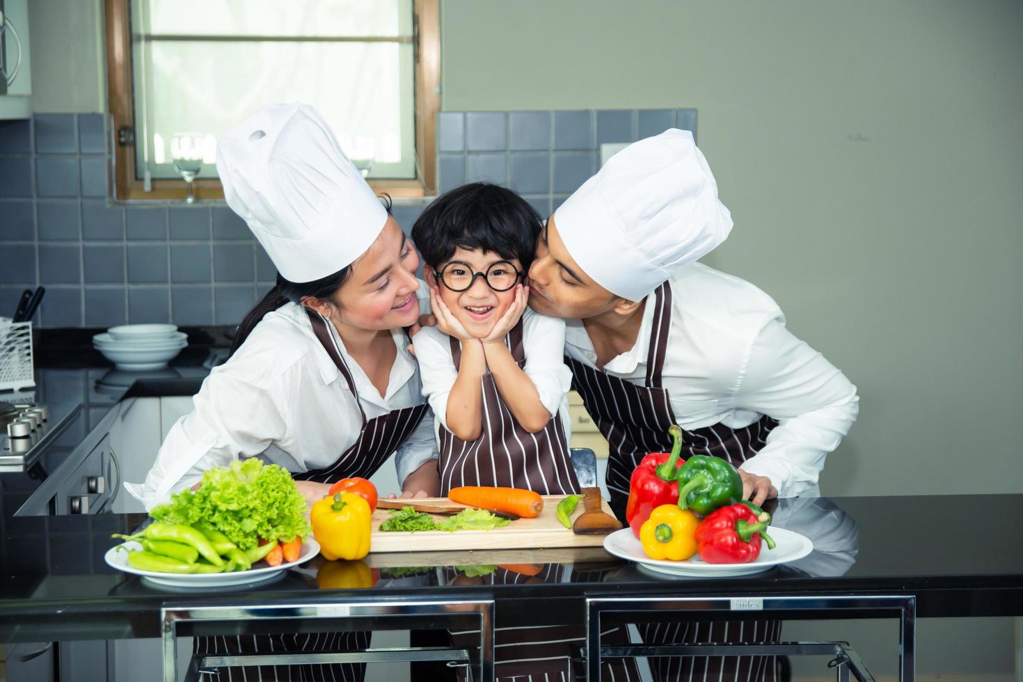 Aziatische vrouw jonge moeder met zoon jongen koken boy foto