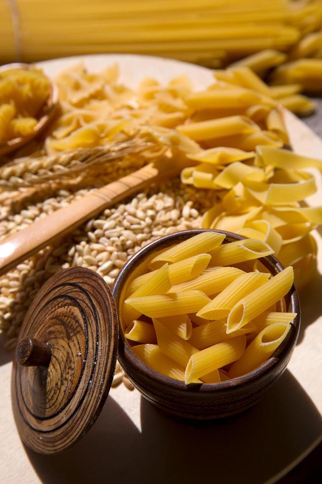 italiaanse ongekookte macaroni pasta foto