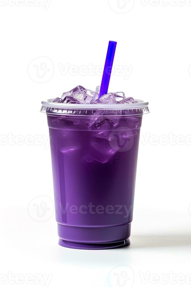 Purper drinken in een plastic kop geïsoleerd Aan een wit achtergrond. nemen weg drankjes concept. ai gegenereerd foto