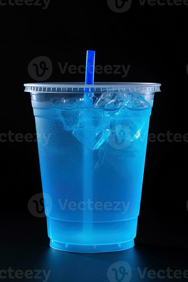 blauw drinken in een plastic kop geïsoleerd Aan een zwart achtergrond. nemen weg drankjes concept. ai gegenereerd foto