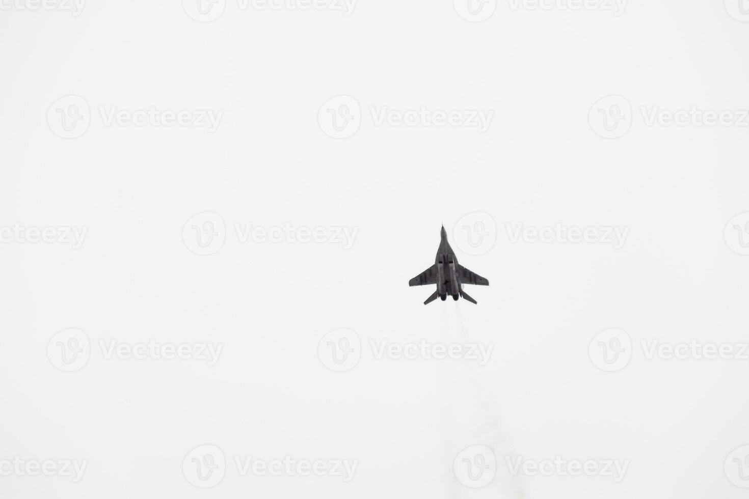 lucht tonen in de lucht bovenstaand de krasnodar luchthaven vlucht school. luchtshow in eer van verdediger van de vaderland. mig-29 in de lucht. foto