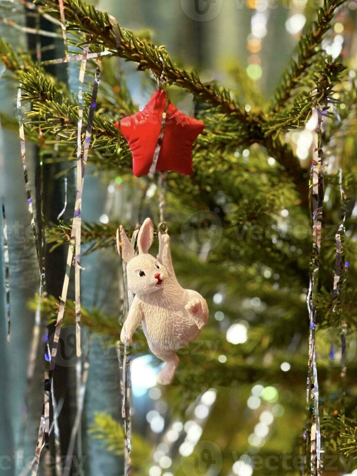 Kerstmis boom versierd met speelgoed en lichten foto