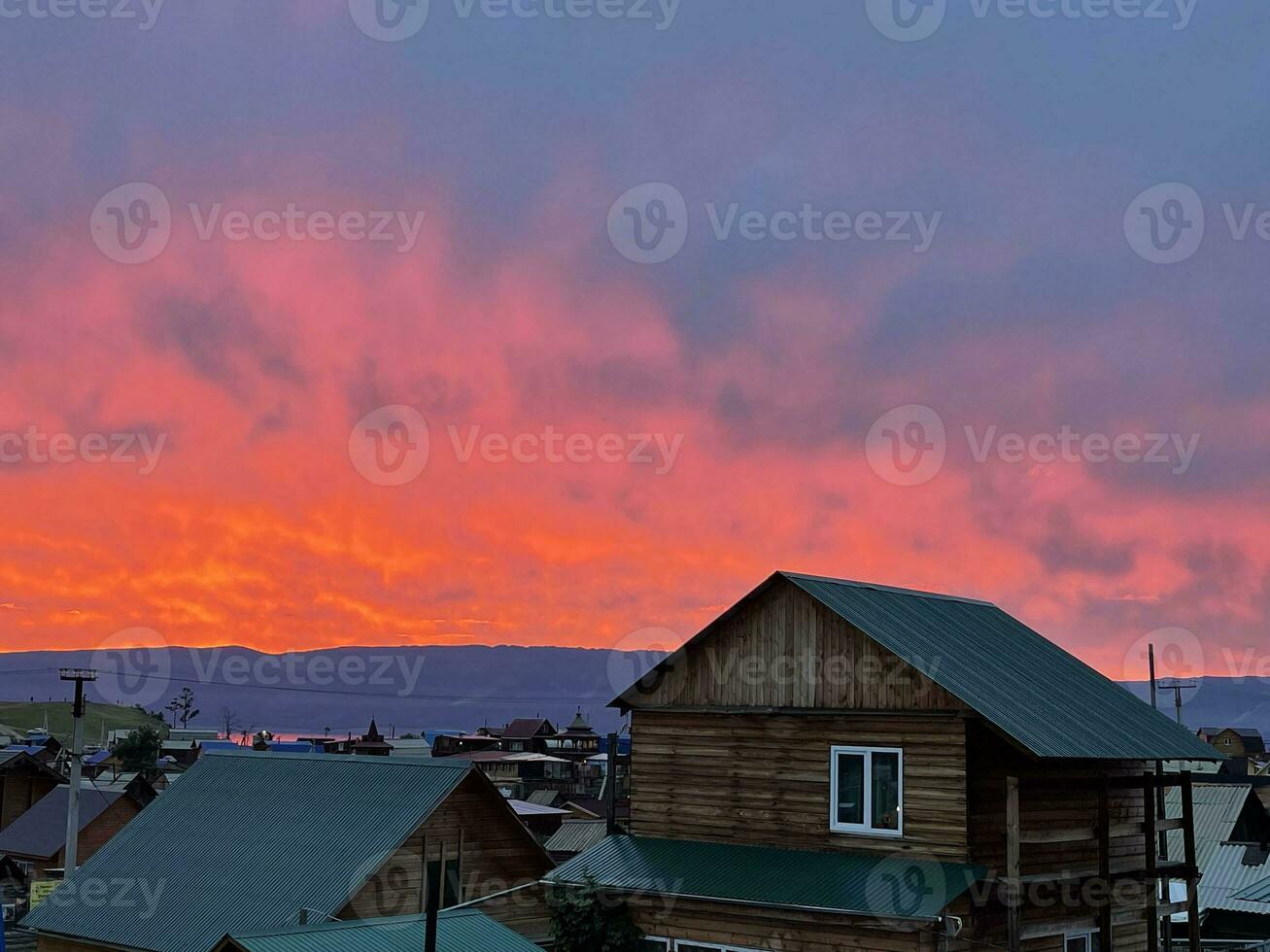 een ongewoon helder, vurig rood zonsondergang over- de dorp van Khuzhir, oud, Baikal, Rusland foto