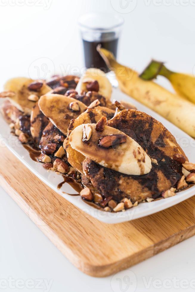 amandel-bananen pannenkoek met chocoladesiroop foto