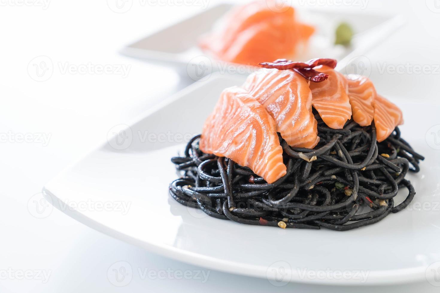 pittige zwarte spaghetti met zalm - fusion food style foto