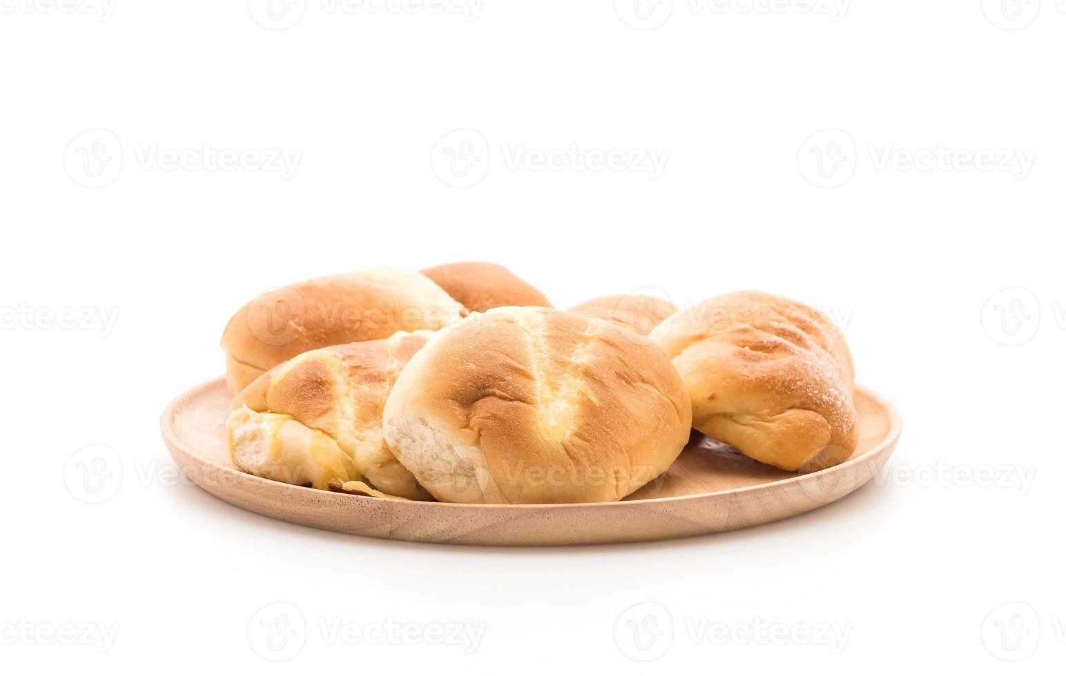 brood in houten plaat op witte achtergrond foto