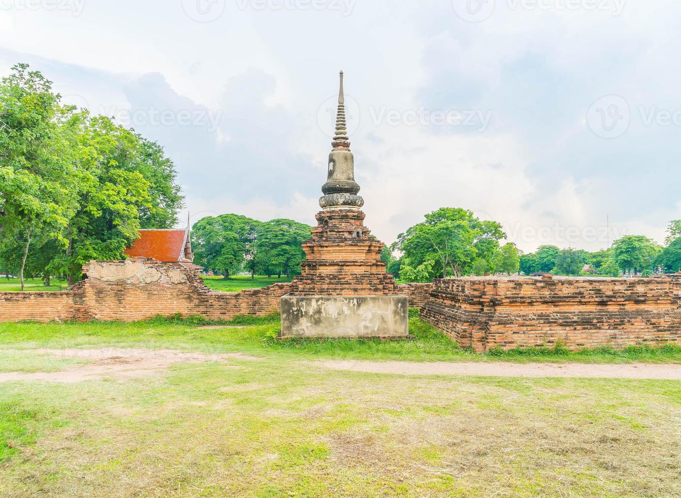 prachtige oude architectuur historisch van ayutthaya in thailand - verhoog de kleurverwerkingsstijl foto