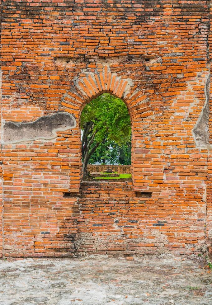 prachtige oude architectuur historisch van ayutthaya in thailand - verhoog de kleurverwerkingsstijl foto