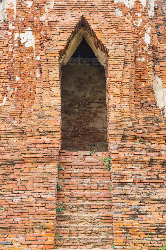 prachtige oude architectuur historisch van ayutthaya in thailand - verhoog de kleurverwerkingsstijl foto