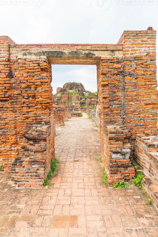 prachtige oude architectuur historisch van ayutthaya in thailand - verhoog de kleurverwerkingsstijl foto