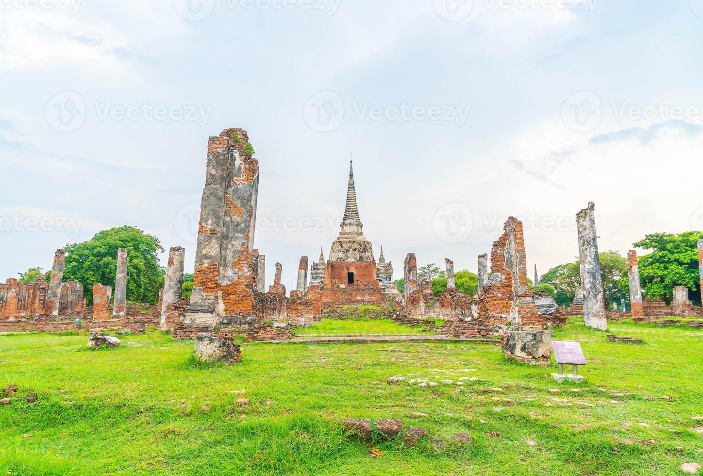 prachtige oude architectuur historisch van ayutthaya in thailand - verhoog de kleurverwerkingsstijl foto