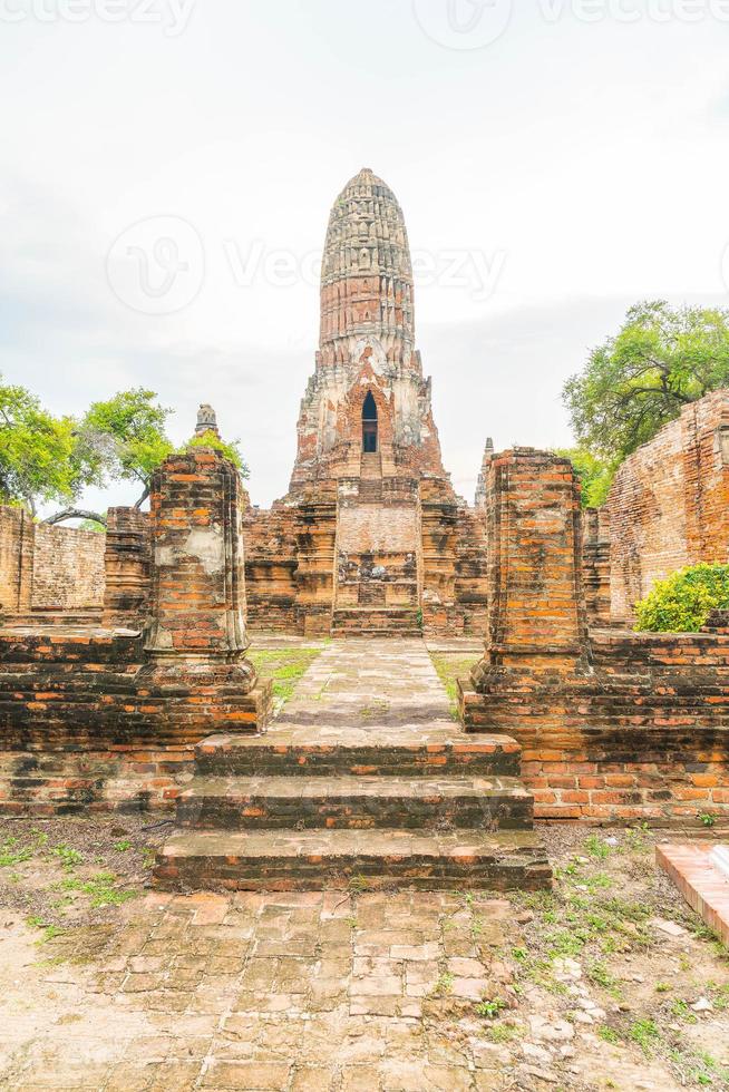 prachtige oude architectuur historisch van ayutthaya in thailand - verhoog de kleurverwerkingsstijl foto